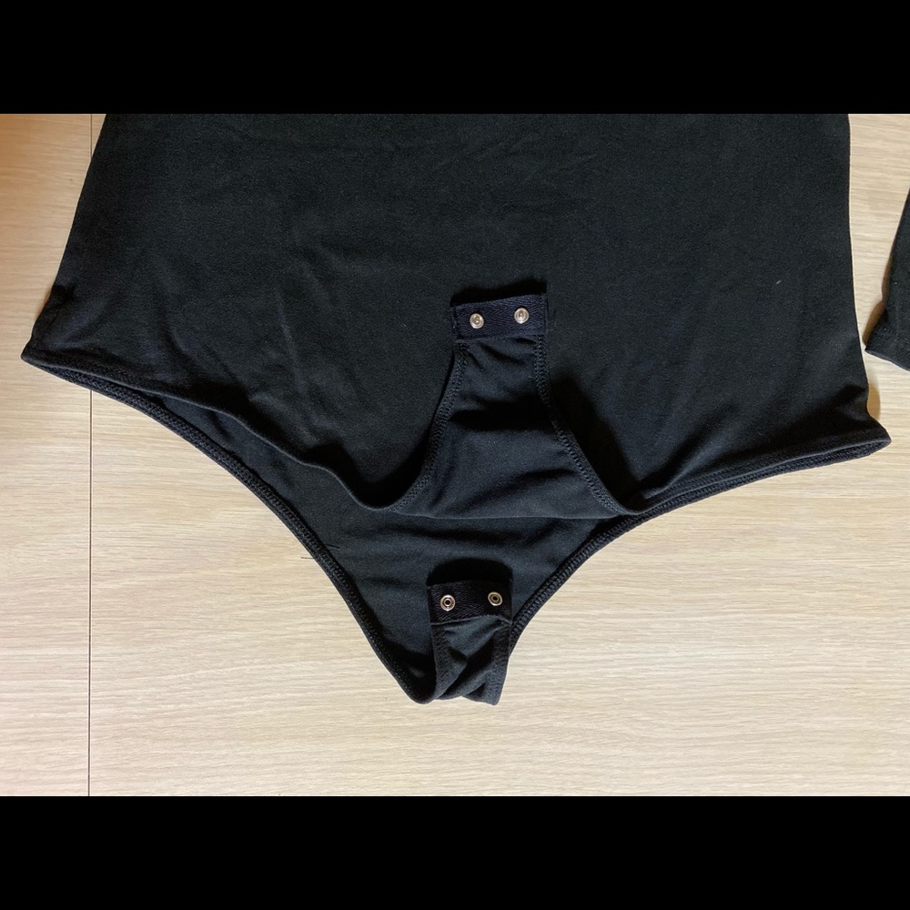 BLACK ONE SLEEVE BODYSUIT - Picture 3 of 3